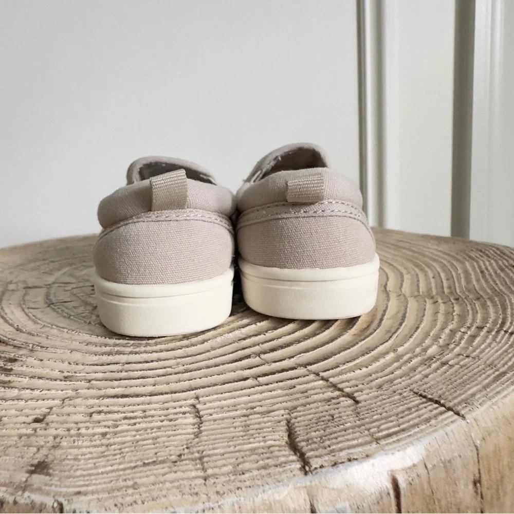 Gap Toddler Slip-On Beige Sneakers Size 8